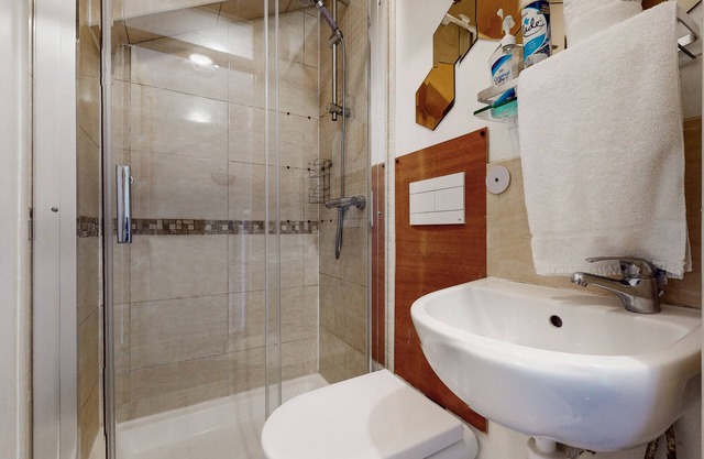 Spacious 4 bedroom home with garden in Shadwell