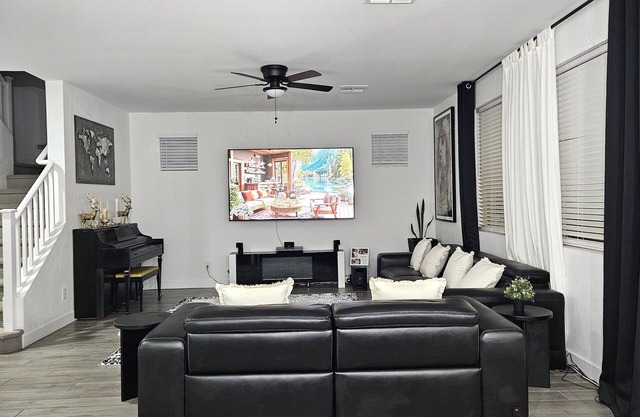Spacious 4-bedroom house in Glendale with WiFi, 86-in TV, & 3-hole golf putting.