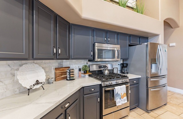 Spacious 4-bedroom house with Pool, centrally located in Goodyear.