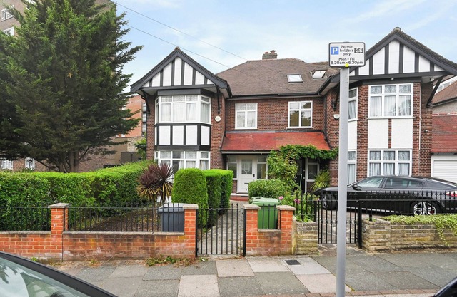 Spacious 4-Bedroom Luxury Retreat in Willesden