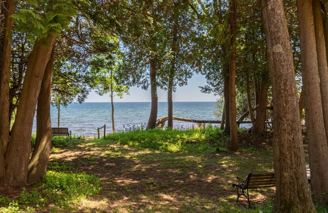 Spacious 4 bedroom Lakefront Home on Rowleys Bay!