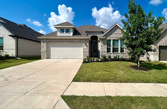 Spacious 4 BR 3 BA house in lovely Justin with WiFi, AC, Garage, Tesla Charger