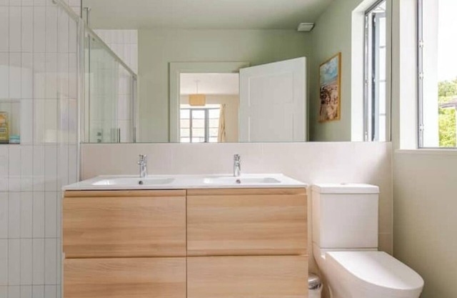 Spacious 4B family home by Richmond riverside