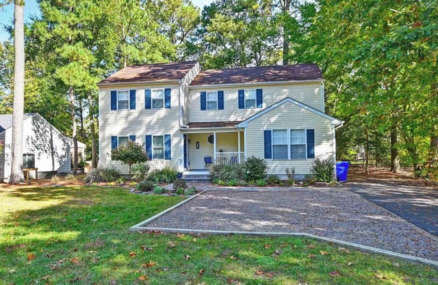 Spacious 4BR/3BA Cottage near Ocean & Pool, Perfect for Family Getaways!