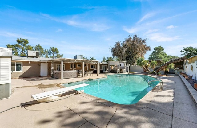 Spacious 4BR+Den w/Pool, Jacuzzi, BBQ, Near Strip