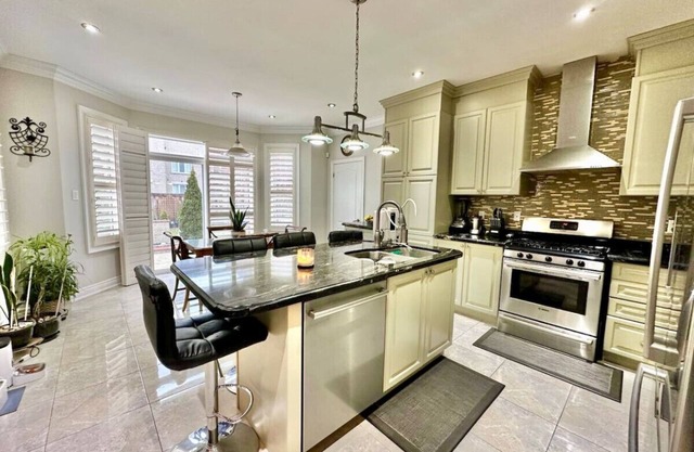 Spacious 4BR Home w/Private Yard, BBQ & Fast WiFi