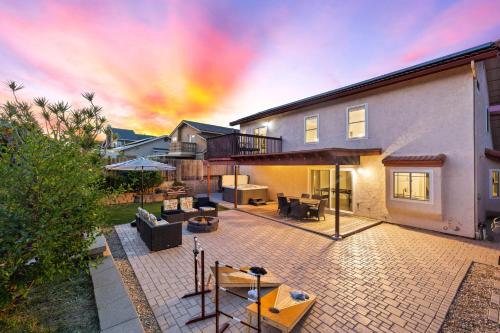 Spacious 4BR Oasis with Pool Table and Spa