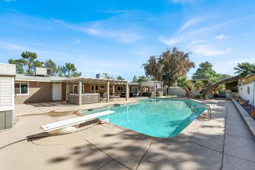 Spacious 4BR plus Den with Pool, Jacuzzi, BBQ, Near Strip