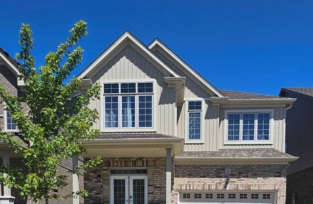 Spacious 5-Bdrm home. Main Floor Bedroom sleeps 12. Close to Paris & KWC