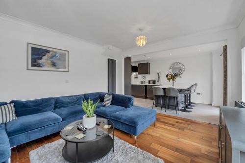 Spacious 5 Bedroom Detached Property with parking