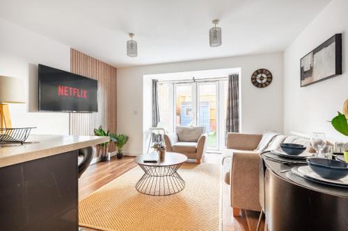 Spacious 5 Bed, Sleeps 10 with Parking, Contractors & Family Haven