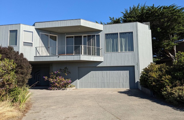 Spacious 5-bedrm home:Ocean Views,hot tub,BBQ,pool & ping pong tables, fast wifi