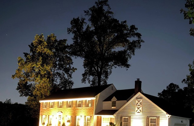 Spacious 5-bedroom house, with pool and hot tub, 1 mile from Aronimink