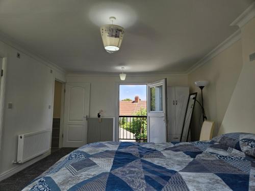 Spacious 5 bedroom and 5 bathroom home in Croydon