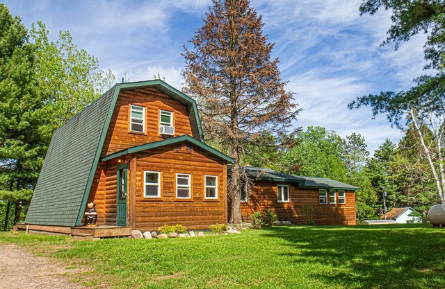 Spacious 5-bedroom house in serene Clam Lake with WiFi