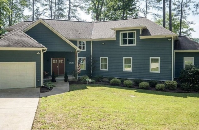 Spacious 5-bedroom lakeside house with all the amenities for a perfect getaway!