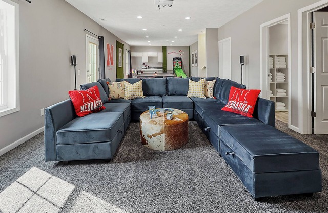 Spacious 5BD - UNL 5mins - BBQ, Games & Backyard