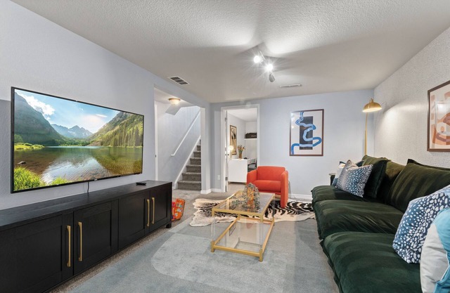 Spacious 5BR home - 15 min to NFL games & attractions; relax w/king beds & game