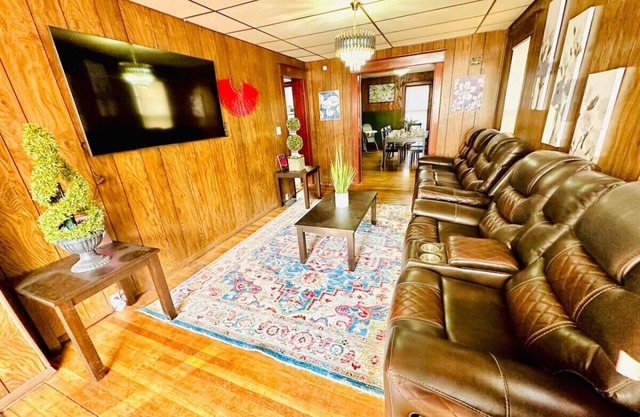 Spacious 5BR Home for Fam, 20 mins to Falls!