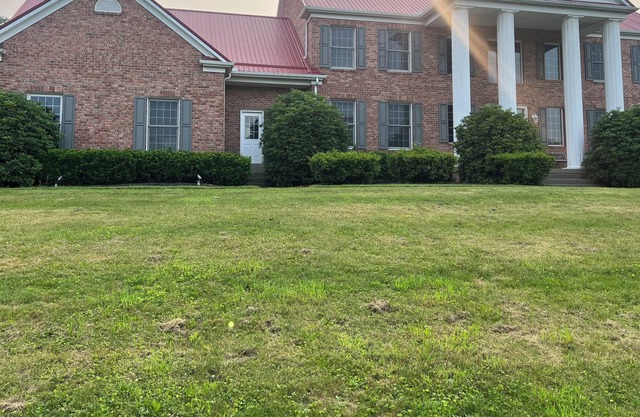 Spacious 6 bed 6 bath home in Butler PA on a golf coarse. Family friendly