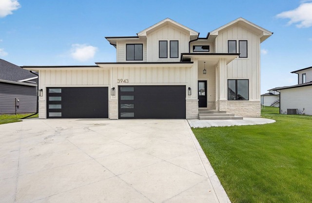 Spacious 6 bed home minutes from Palms Theater, shops and restaurants.