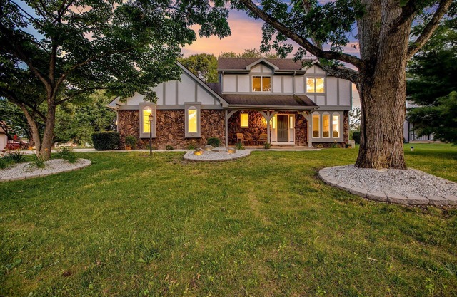 Spacious 6-Bed Luxury Home Near Notre Dame