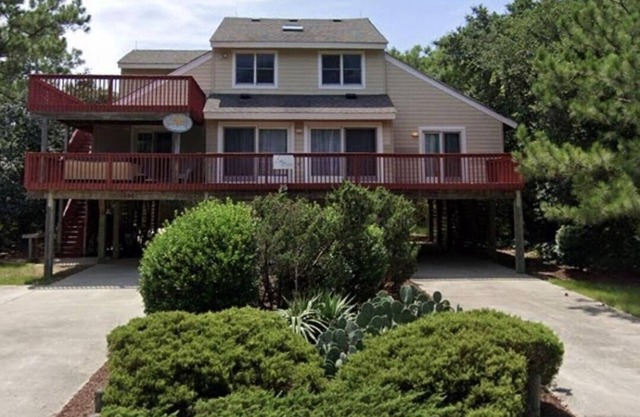 Spacious 6 Bedroom, 3000 sq ft, w/NEW HOT TUB, close to the beach!