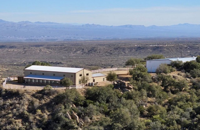 Spacious 6-bedroom hilltop cabin in tranquil Oracle