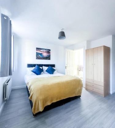 Spacious 6 Bedroom House Near City Centre