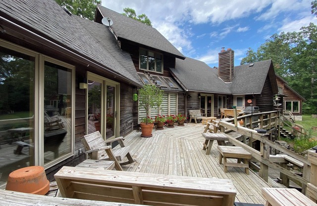 Spacious 6-bedroom house on 25 acres in the Ozarks w/hot tub and private trail!