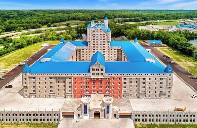 Spacious 6BR 6BA Grand Castle Apartment Near Downtown