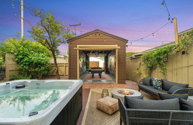 Spacious 6BR near Balboa Park with hot tub, game room & room for 15 - perfect for families or groups