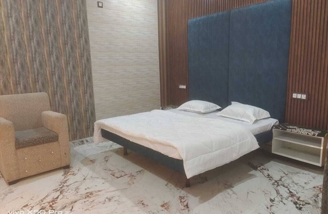 Spacious 8-bedroom house in brilliant Prayagraj with WiFi