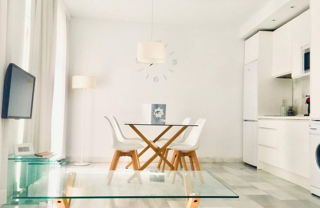 Spacious and modern Apartment with free parking in the heart of Granada 5