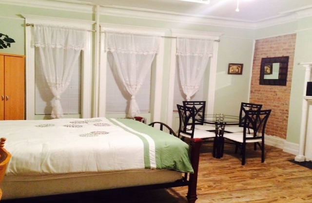 SPACIOUS AND OPEN PROPERTY W/KITCHEN - 3 MINUTES TO SUBWAY