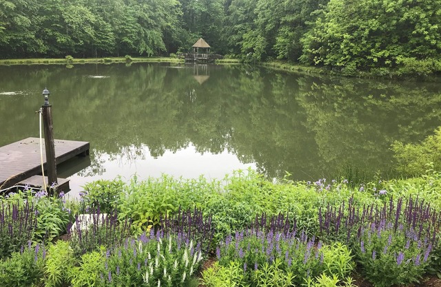 Spacious and Secluded Studio Apartment on Pond Near Village of Orlean