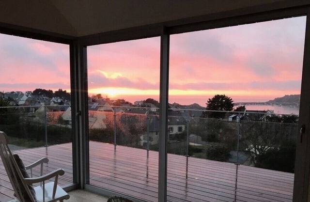 Spacious and warm 4* house, sea view, shops and beaches on foot