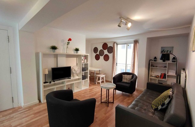 Spacious apartment in Cabanyal, 500 m from the beach, free Wifi