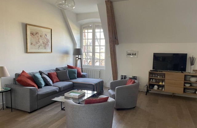 Spacious Apartment in Renovated Castle Estate with Garden Access and Modern Amenities