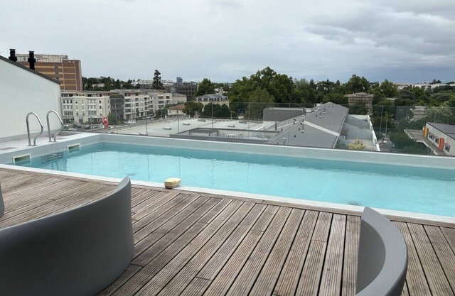 Spacious apartment with pool in Talence