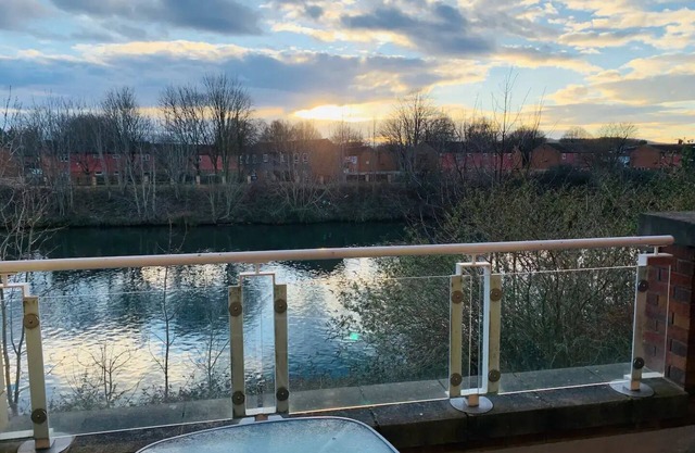 Spacious Apt 2 bed Cardiff Parking Pool Gym Sauna