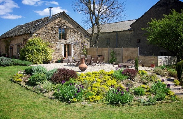 Spacious barn with shared pool in peaceful hamlet location