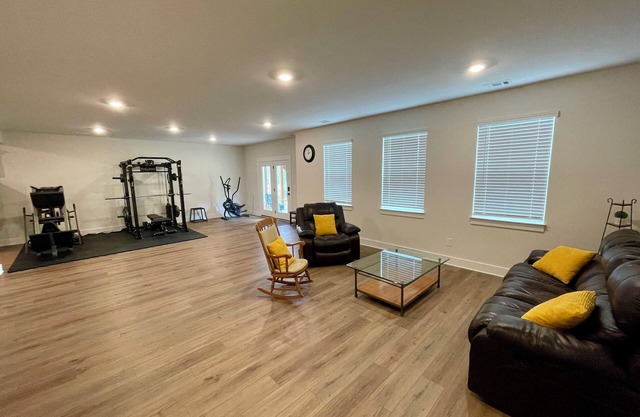 Spacious Basement Suite with full Kitchen 4 Miles to CU