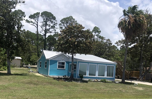 Spacious Bayfront 3BR 3BTH - 5 minutes from St. George Island