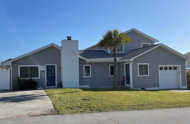Spacious Beach House w/hot tub - Oceanside 2 1/2 blocks from the beach!