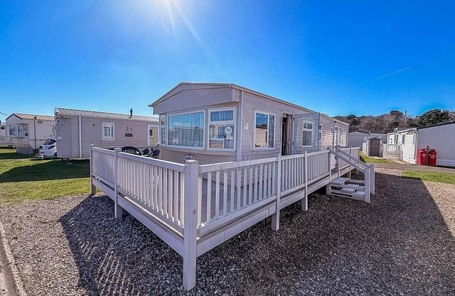 Spacious caravan for hire with decking by the beach in Suffolk ref 40094ND