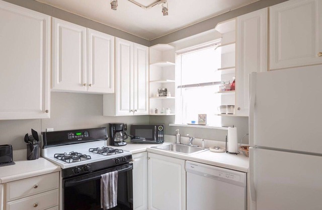 Spacious & Charming Home, Great for Families! Sleeps up to 8!