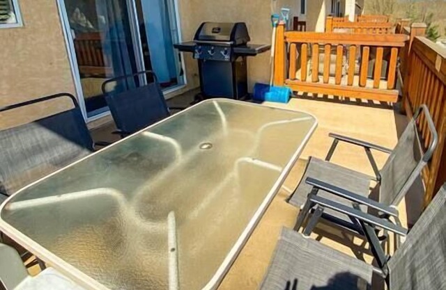 Spacious condo with Fireplace BBQ, Deck, Views
