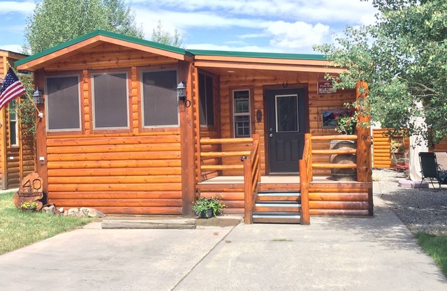 SPACIOUS CORNER LOT! Mountain Chalet Located In Beautiful Tiger Run RV Resort.