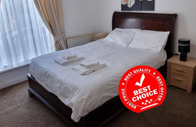 Spacious Cosy King Bed Flat Free Wi-Fi & Parking Rochdale